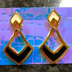 🎊2 for $20!🎊🐝VINTAGE EARRINGS🐝